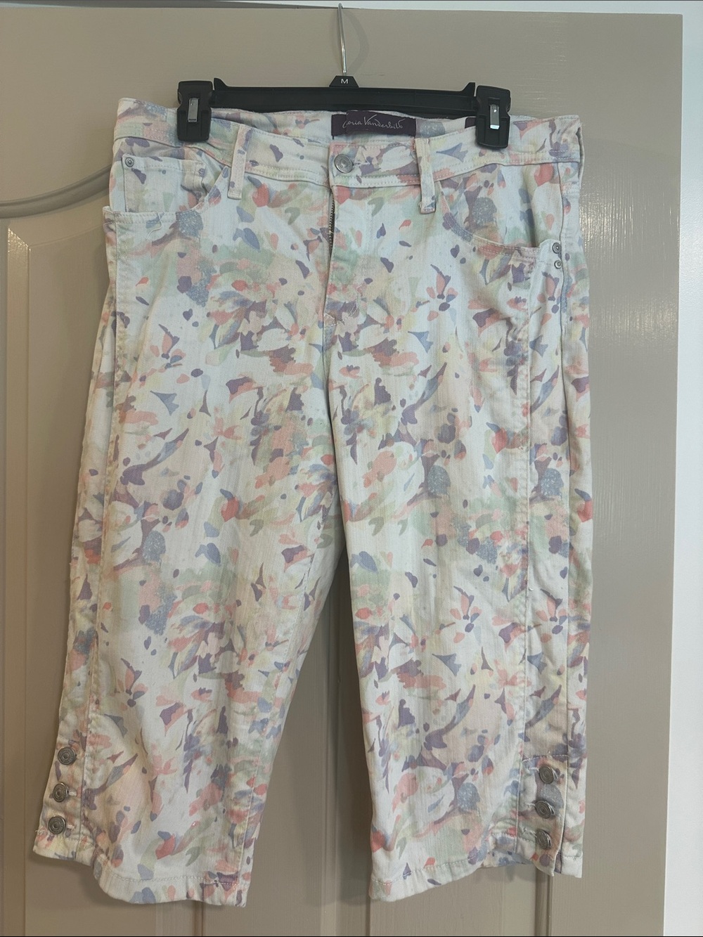 Gloria Vanderbilt White Cropped Floral Peddle Pushers- Long Shorts